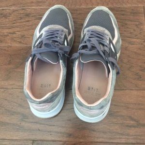 Men Brooks Sneakers Size 9.5